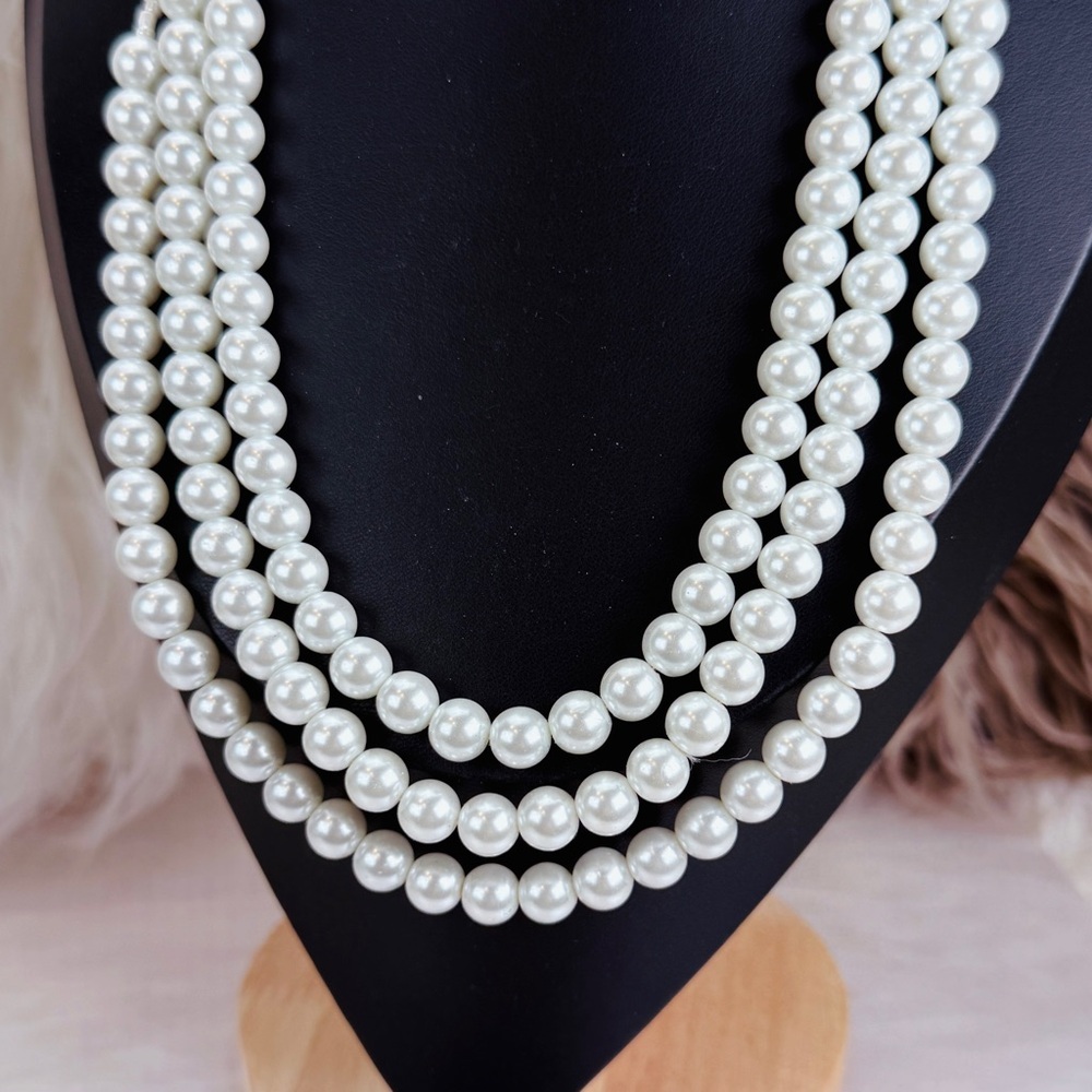 Vintage Elegant 3 strand Faux Pearl White Weighted Necklace - Picture 6 of 13